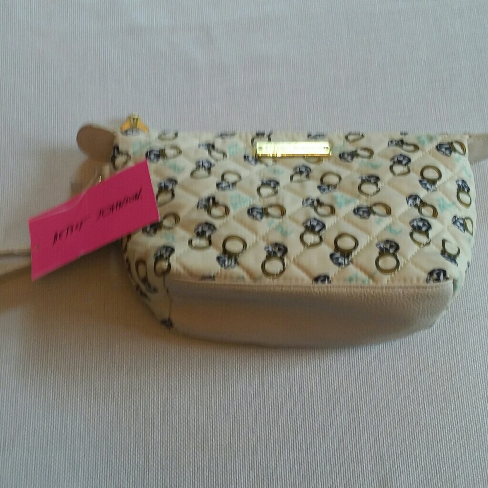 Betsy Johnson Wristet Zipper closure